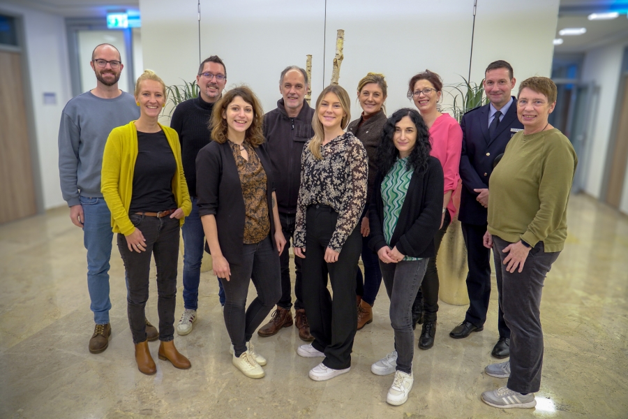 (v.l.) Roland Gladbach, Kreisjugendamt Jana Hansjürgen, blick* Carlos Tome`, Kreisjugendamt Nadine Dubberke, ADA Volker Kohlschmidt, Kulturamt – Projekt NRWeltoffen Mareike Wahl, Kinder- und Jugendbüro Oxana Schlidt, Stadt Paderborn (Integrationsrat) Tamari Herding, Bildungs- und Integrationszentrum Kreis Paderborn Christiane Hoffmann, Regionale Schulberatungsstelle Kreis Paderborn (SystEx) Philipp Clark, Kreispolizeibehörde Paderborn, Extremismusbeauftragter Irmgard Rothkirch, HNF Forum   Hinweis:  Leider dürfen nicht alle Personen abgebildet werden. Außerdem fehlen u.a. Wegweiser – Gemeinsam gegen Islamismus!, die Uni Paderborn, die Mobile Beratung gegen Rechtsextremismus OWL und Lernort Stadion e.V.    © Kreis Paderborn